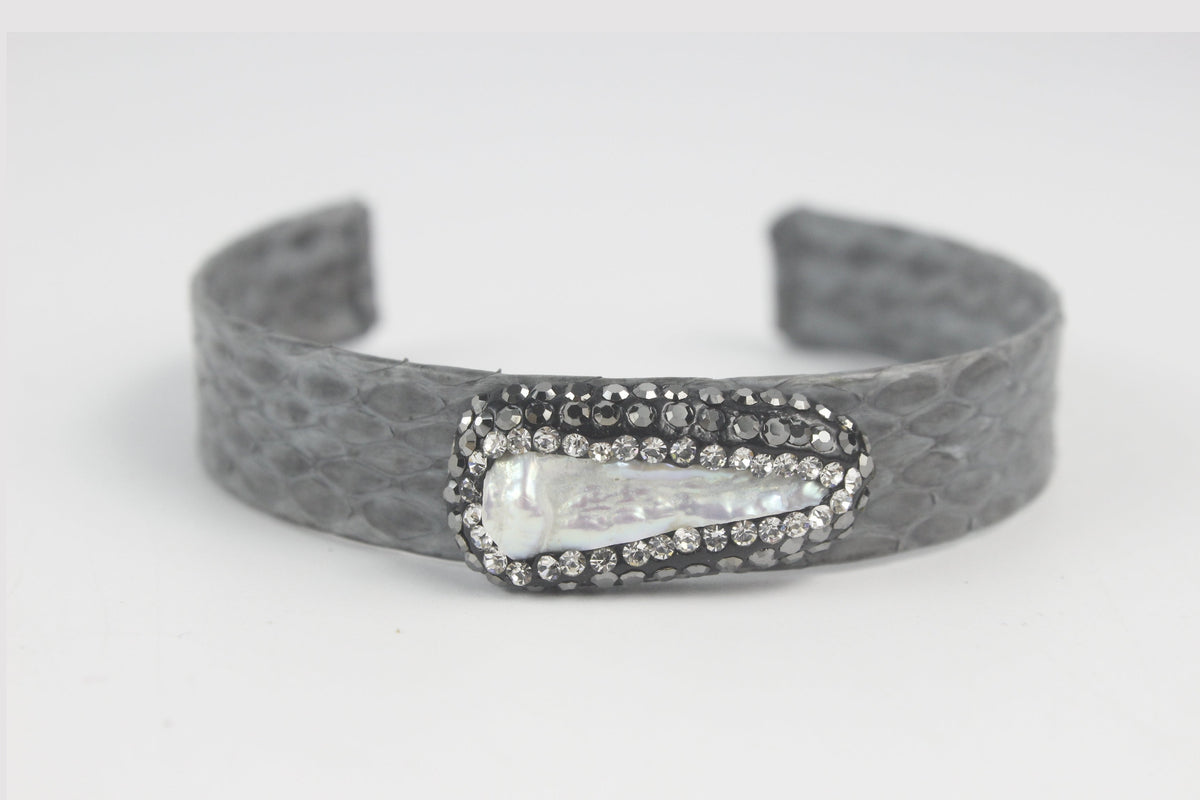 Fashion Pearl Leather Bangle Bracelet with Crystal B1739