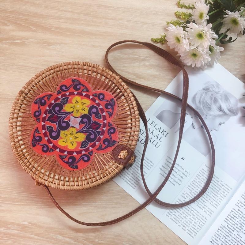 Floral Rattan Circle Crossbody HB1819