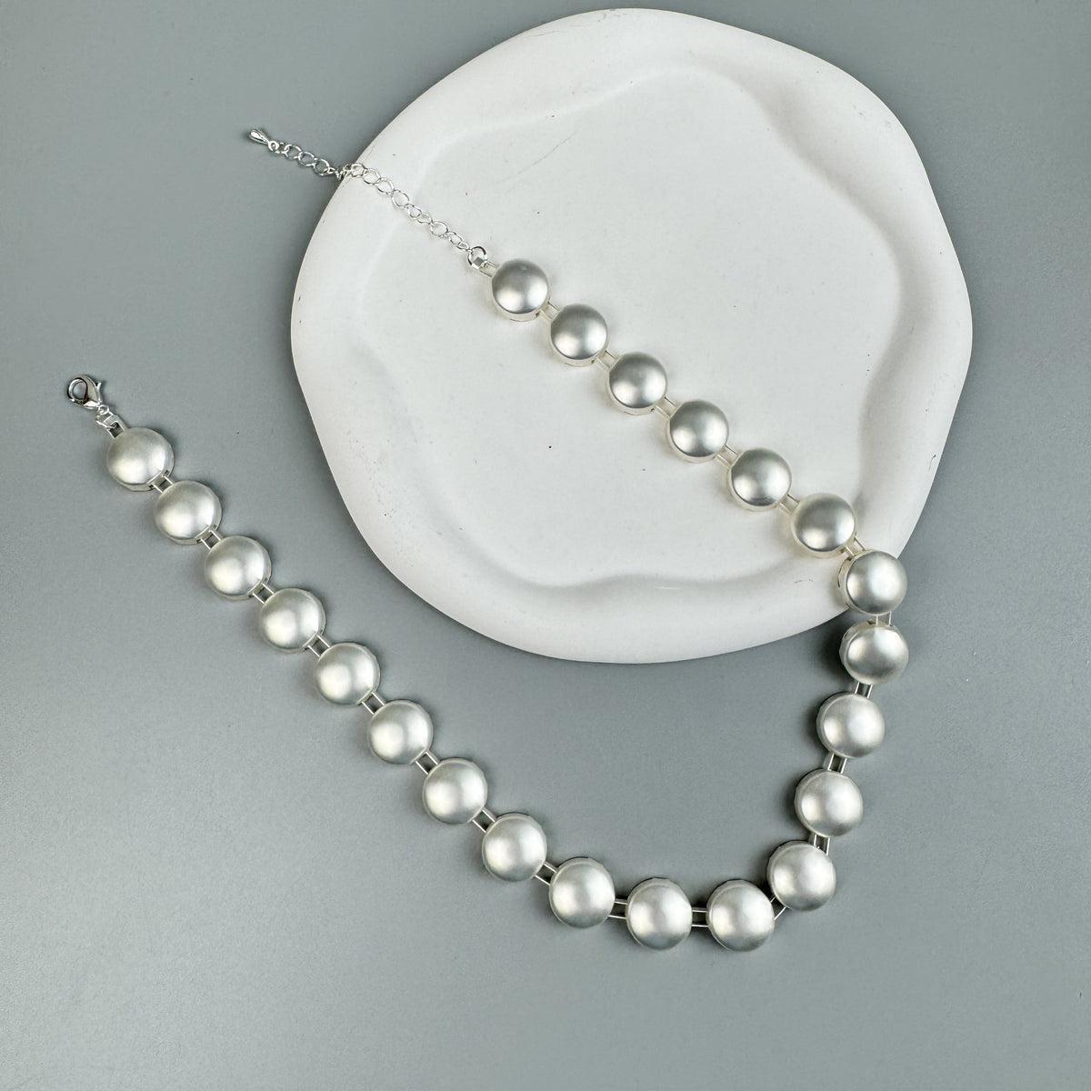 Coin-Shaped Alloy Choker Necklace N5526
