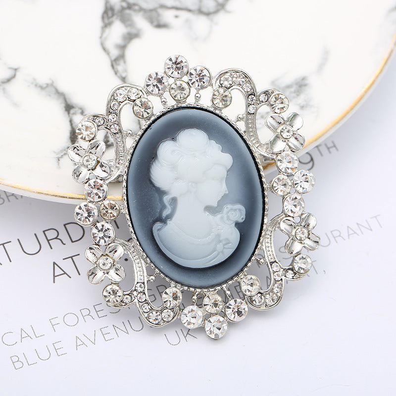 Queen's Head Rhinestone Brooch PA5592