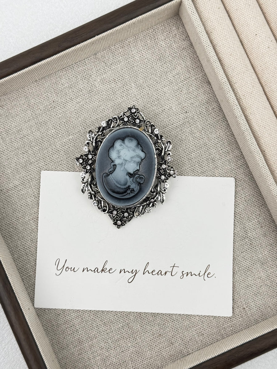 Queen Brooch PA6309